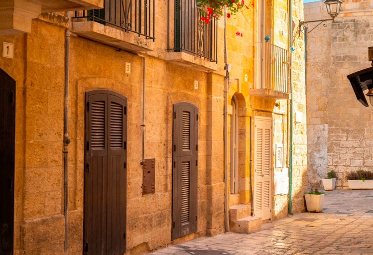 Wiederaufbau eines Hauses in der Altstadt - Professionelles Wohnungsbau-Projektmanagement Wiederaufbau eines Hauses in der Altstadt Project Manager